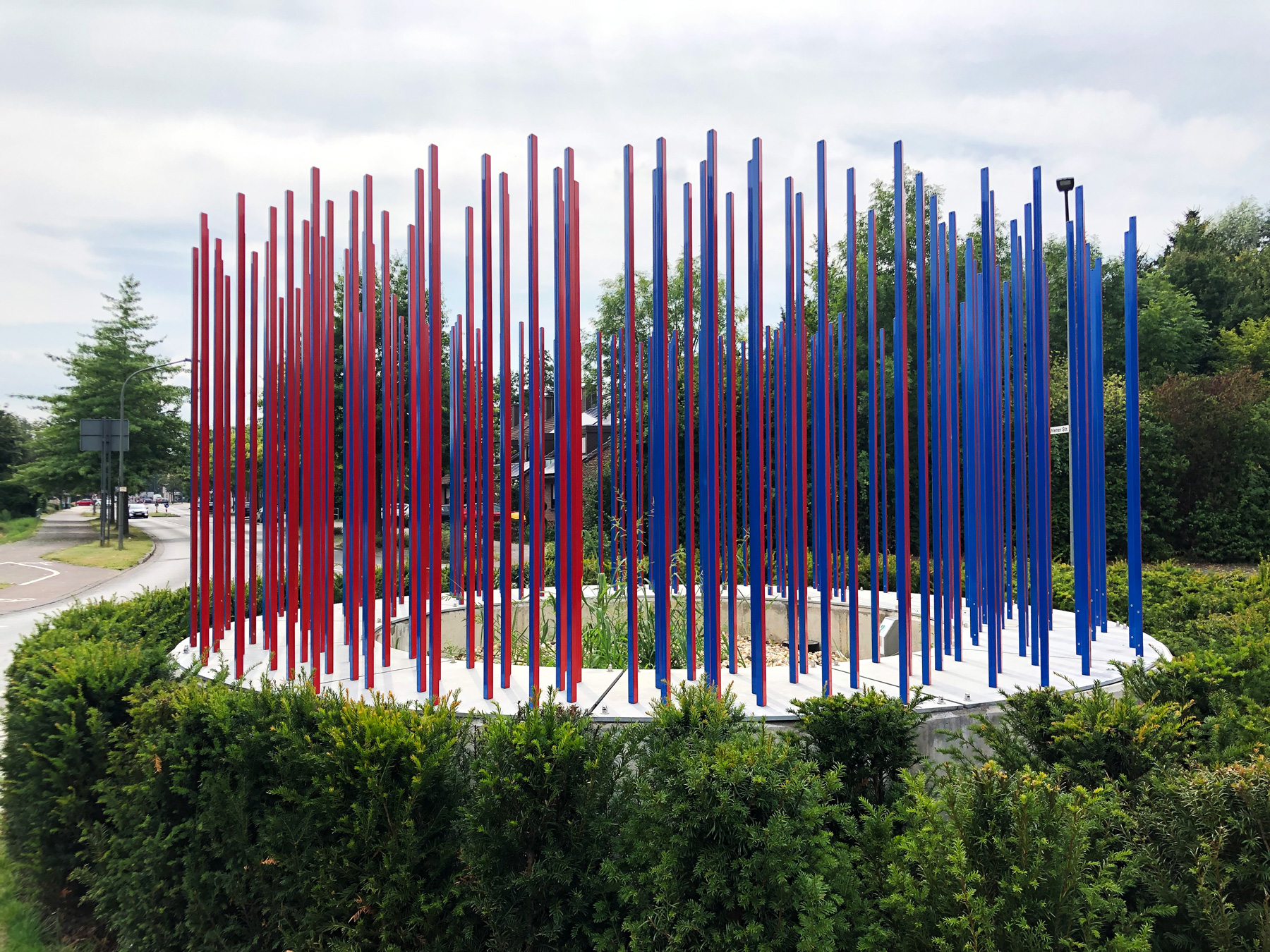 kreisverkehr Kunstobjekt wechselt die Farben bei Umfahrung rot zu blau